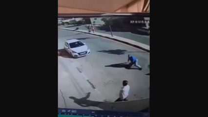 VÍDEO: Se cae de la moto y saluda como si nada