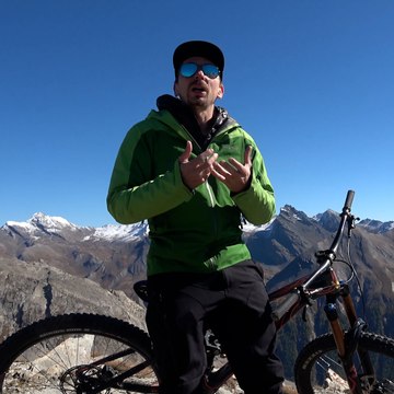 Alexis et Titouan sont les premiers à avoir descendu la Pène Blanque, dans les Pyrénées, en VTT