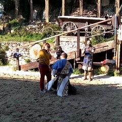 Il la demande en mariage en costume médiéval, sur son cheval blanc