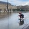 Adrien Raza surfe sur le miroir d'eau à Bordeaux