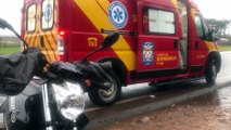 Acidente entre duas motos deixa condutores feridos no Trevo da Portal, em Cascavel