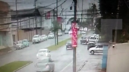 Veja o momento da colisão entre Celta e Fusca no Bairro Coqueiral