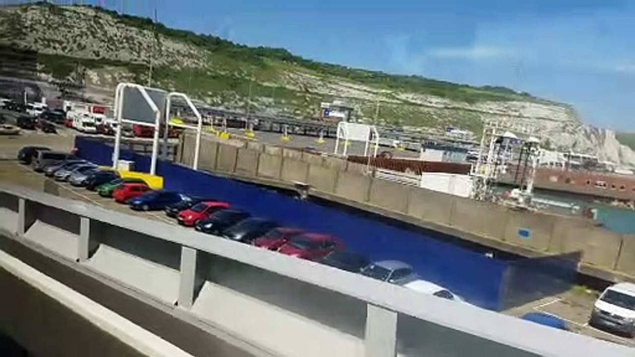 Bus fährt auf Fähre