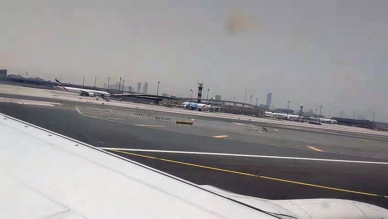 Dubai airport plain landing