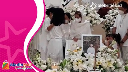 Detik-Detik Sharena Delon Cium Kening Jenazah Reza Gunawan, Tak Kuasa Menahan Sedih