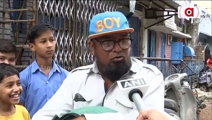 Man sells namkeen, snacks in a unique way in Bhopal