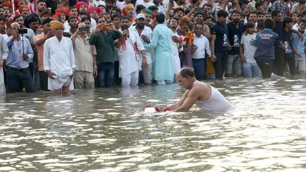 नदी में तैरते हुए पुजारी तक आती है साढ़े 7 किलो की नृसिंह मूर्ति, देखने के लिए उमड़ता है जनसैलाब