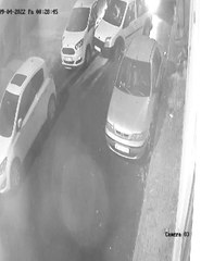 ARNAVUTKÖY'DE PARK HALİNDEKİ ARAÇLARA ÇARTI, ARACINI DURDURMAK İSTEYENLERİN ÜZERİNE SÜRDÜ