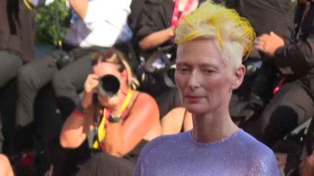 A Venezia Tilda Swinton e Penelope Cruz sfilano sul red carpet