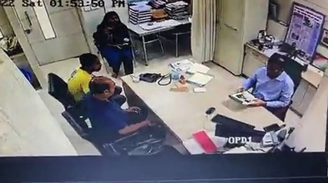 طبيب هندي ينقذ رجل أصيب بنوبة قلبية في مقطع فيد...