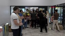 SPOR Peru'da tarih yazan genç milli yüzücüler, İstanbul'da çiçeklerle karşılandı