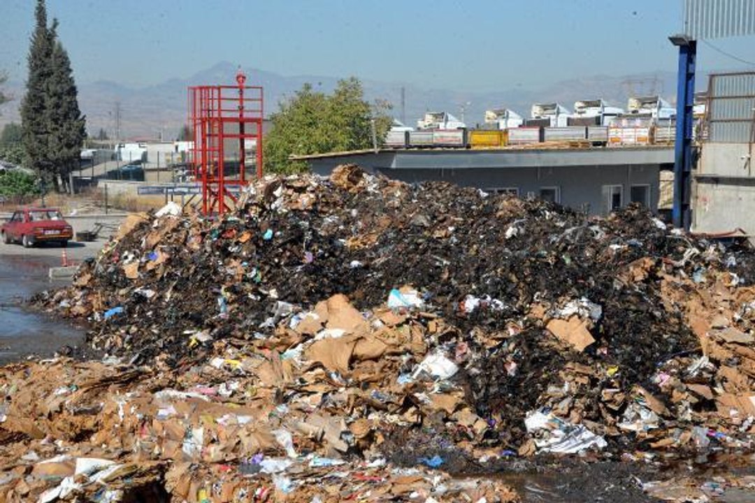 KAHRAMANMARAŞ'TAKİ YANGINDA 20 TON ATIK KAĞIT YANDI