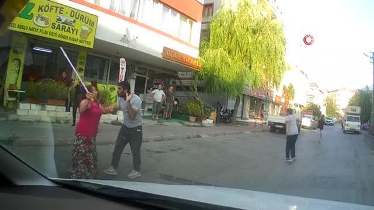 Öfkeli kadın tartıştığı adama sopayla vurdu, kendisini engellemeye çalışan adama ise tokat attı