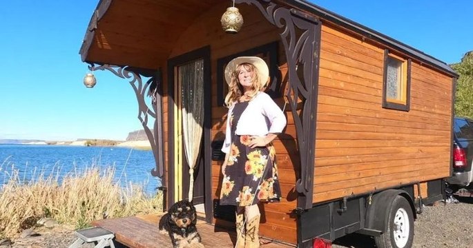 Elle passe un an à construire un mobil home et en fait un lieu de vie incroyable
