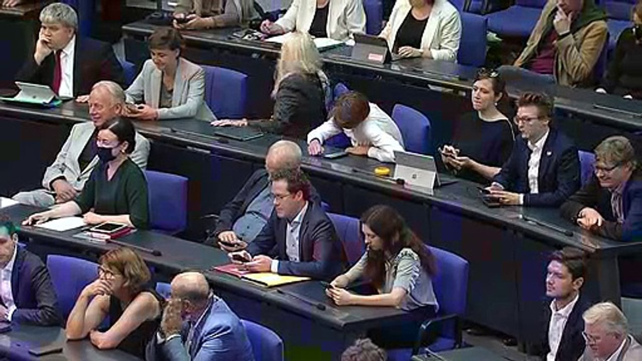 Merz attackiert im Bundestag Habeck scharf