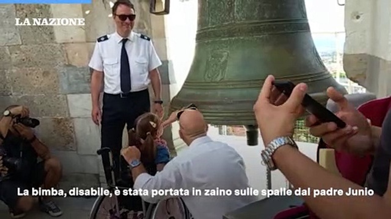 Si avvera il sogno della piccola Margherita: è salita sulla torre di Pisa