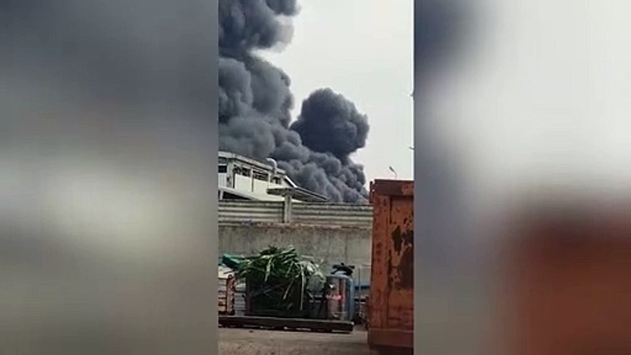 Incendio alla Nitrolchimica: la colonna di fumo riempie il cielo di Milano sud