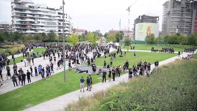 Milano, i tifosi croati Bad Blue Boys a CityLife prima di spostarsi in massa a San Siro