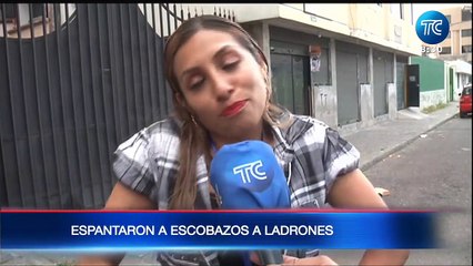 Mujer espantó a escobazos a ladrones que asaltaban a una joven en Quitoo