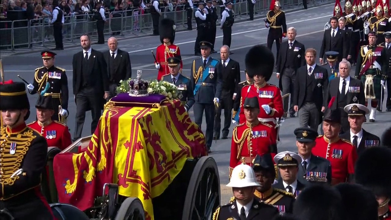 Queen’s coffin arrives at Westminster Hall