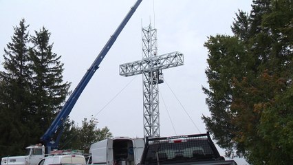 CH 13 Sept SU Installation nouvelle croix La Malbaie