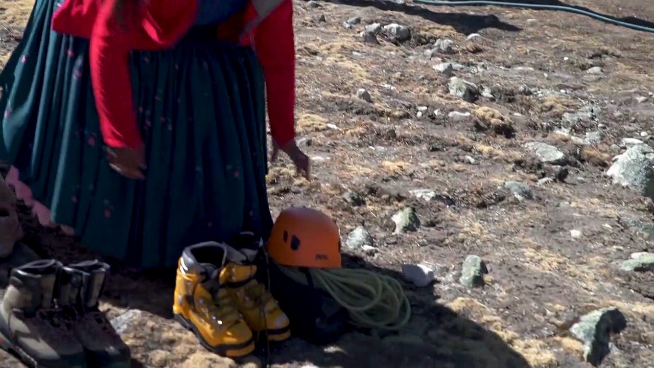 Cholitas conquistan montañas en Bolivia contra el machismo