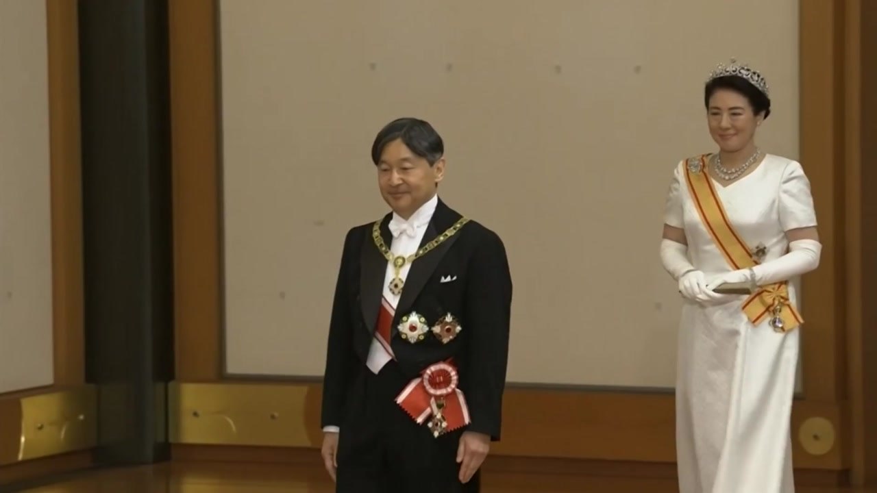 일왕 부부, 英 여왕 장례식 참석...'아베 국장' 불참 속출 / YTN