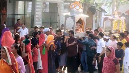 हाथी-घोड़ा पालकी, जय कन्हैयालाल की...