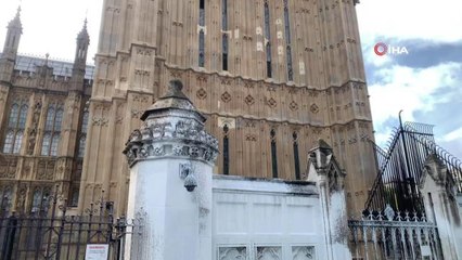 İngiltere'de Parlamento Binasına Boyalı Saldırı