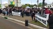 Enfermeiros realizam manifestação contra a suspensão do piso salarial em frente à Catedral