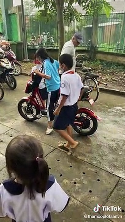 Ông già rồi và bị mất 1 chân , nhưng vẫn đưa rước cháu bằng xe đạp