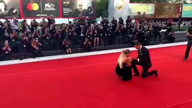 Mostra Venezia: lui si inginocchia col diamante: proposta di matrimonio a sorpresa sul red carpet
