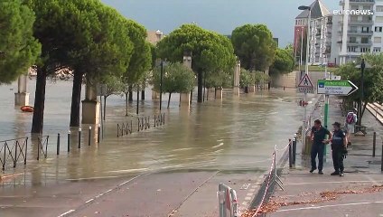 下载视频: Stato di allerta in Provenza. Inondazioni e danni ingenti