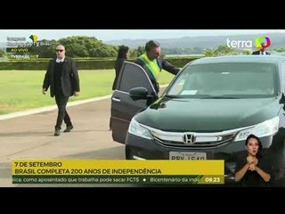 TV flagra aparente discussão entre Bolsonaro e Michelle antes de desfile em Brasília