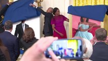 Barack y Michelle Obama descubren sus retratos oficiales| El País