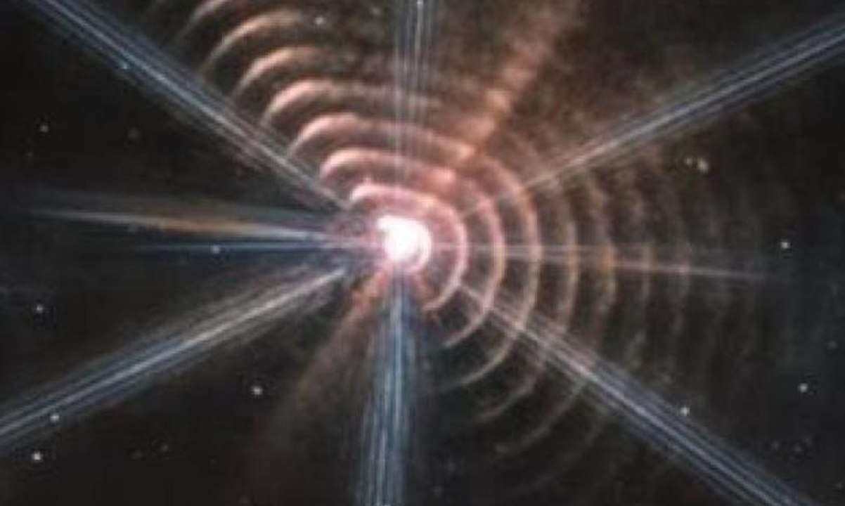 تلسكوب "جيمس ويب" يلتقط حلقات غريبة حول نجم بعيد