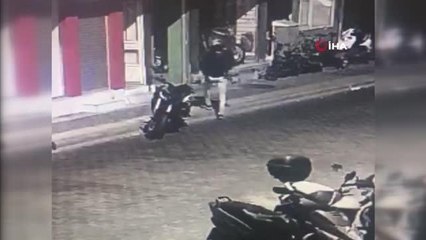 Arka kapıdan girdi, 300 binlik motosikletle ön kapıdan böyle çıkıp gitti