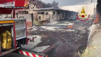 San Giuliano, domato il rogo nella fabbrica. Paura per la dispersione di sostanze nocive