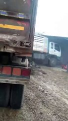 Un camion perd le contrôle sur la route  - Buzz Buddy