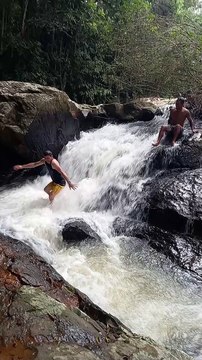 Tomber dans une cascade - Buzz Buddy