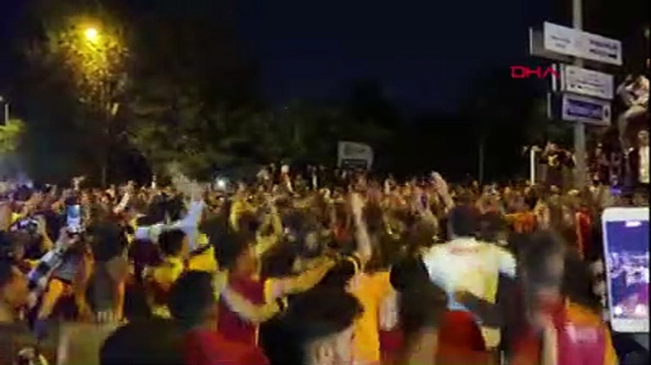 Galatasaraylı taraftarlar, Mauro Icardi'yi bekliyor