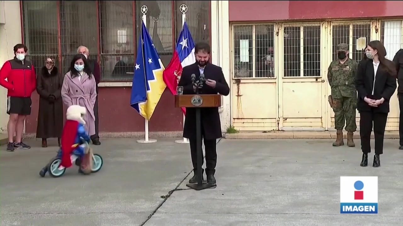 Pequeño Superman se roba los reflectores durante discurso de Gabriel Boric