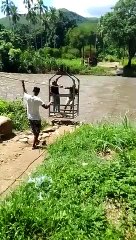 La insólita forma de cruzar el río en Cañifles, estado Sucre