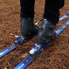 À Arcachon, Dominique entretient une piste de ski à base d'aiguilles de pins
