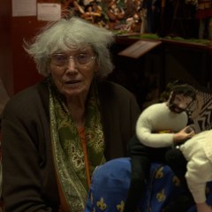 À 93 ans, Carolyne, ancien mannequin, gère le Théâtre du Costume