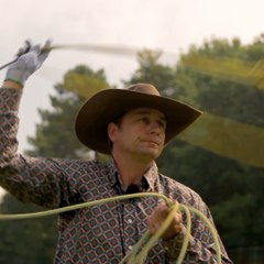 Cow-boy en Dordogne: Yannick élève ses vaches à l'ancienne et c'est un as du lasso