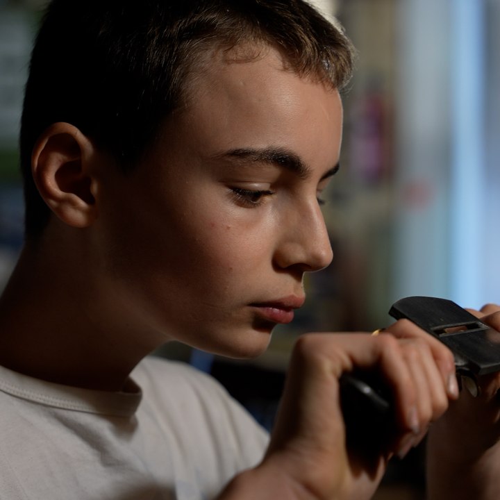 Martin, 15 ans, artisan précoce, travaille le bois et le métal et souhaite collaborer avec des professionnels confirmés