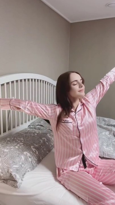 When guys wake up first VS when girls wake up first