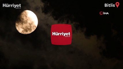 Ay'ın bulutlar arasında geçişi hayranlık uyandırdı