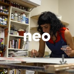 Émilie et sa mère perpétuent un savoir-faire familial : la peinture sur soie